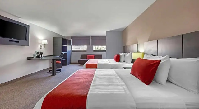 Четырёхместный люкс с видом на город BeWow Hotel Querétaro