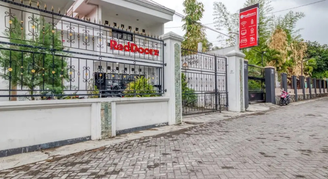 RedDoorz Hostel near Stadion Mandala Krida Yogya, Book Hostel Hotels in Yogyakarta Province with Parking, Parking