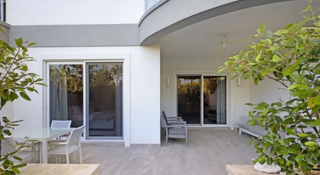 Two Bedroom Condo at One Cable Beach With Patio, Rezerwuj Apartament Hotele w New Providence z parkingiem, Parking
