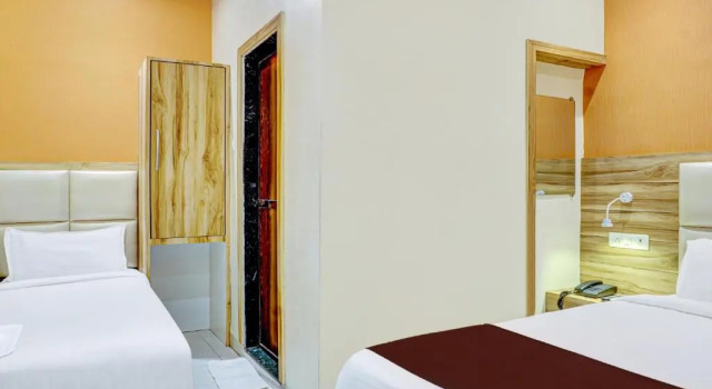 Трёхместный номер Deluxe Hotel Sun City Near Saifee Hospital And HN Reliance Hospital