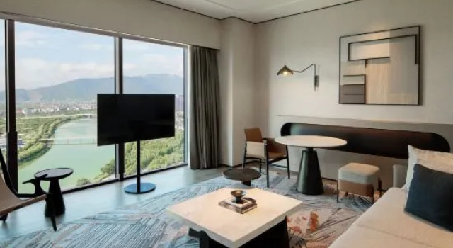 Luksusowy dwuosobowy suite Sheraton Taizhou Hotel