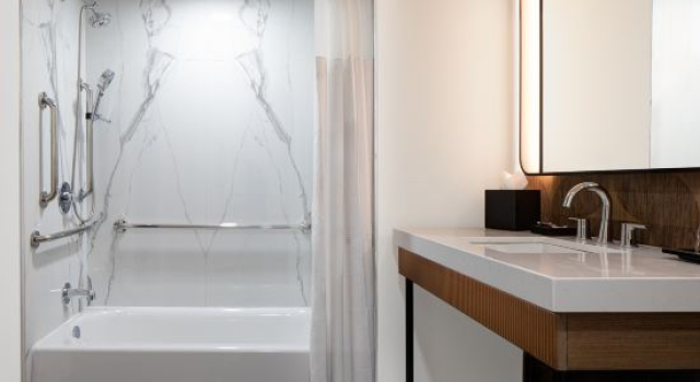 Четырёхместный люкс c 1 комнатой Renaissance Tulsa Hotel & Convention Center