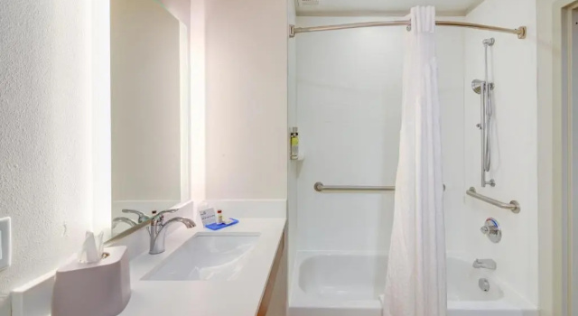 Четырёхместный номер Standard Holiday Inn Express Hotel & Suites Foley by IHG