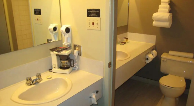 Четырёхместный номер Standard Heritage Inn Hotel & Convention Centre - Cranbrook