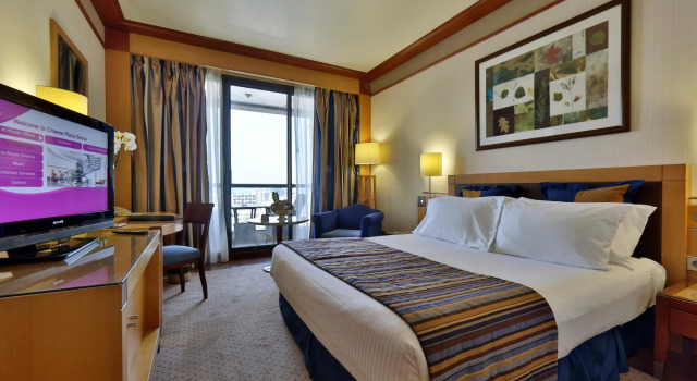 Двухместный клубный номер Standard Crowne Plaza Beirut by IHG