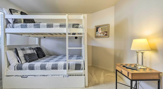 Beautiful St George Condo ~ 5 Mi to Downtown!, Забронировать Апартаменты/квартира Апартаменты Сент-Джордж, рядом с Гольф клуб "Корал Каньон", Апартаменты/квартира
