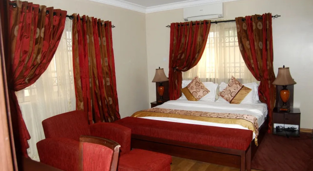 Люкс Royal с балконом Grand Inn & Suites
