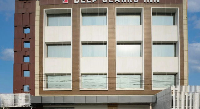 Hotel Deep Clarks Inn Lucknow, Забронировать Отель Отели Гомти Нагара с парковкой, Парковка