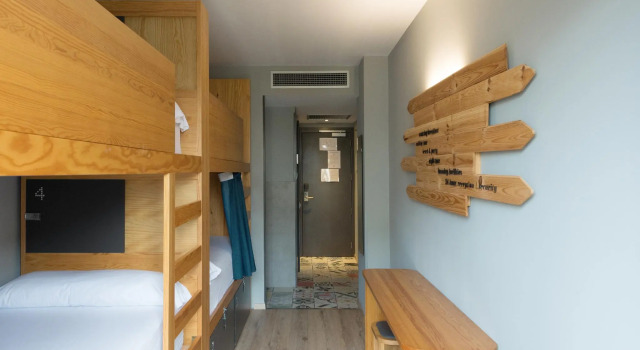 Кровать в общем номере (женский номер) Yeah Barcelona Hostel