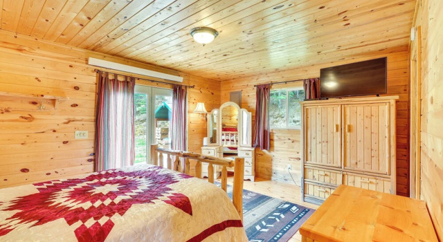 Wraparound Deck & Grill: Deadwood Cabin, Забронировать Дом для отпуска Дедвуд Black Hills National Forest