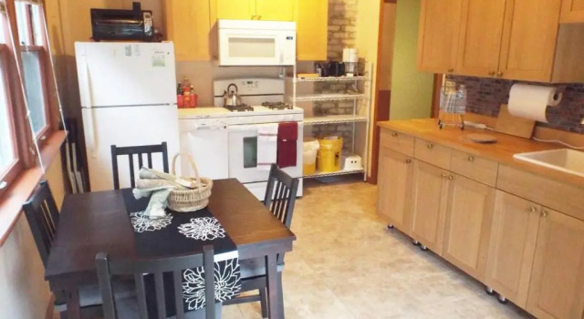 Коттедж Comfortable 3 BR Craftsman Bungalow in Milwaukee's Bay View Neighborhood