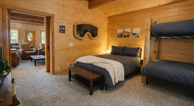 Коттедж Lil Bigfoot Chalet 2 Bedroom Home by NW Comfy Cabins by RedAwning