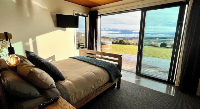 Fiordland Eco-Retreat -- Panoramic Views -- Hot Tub, Забронировать Отель Отели Те-Анау с парковкой, Парковка