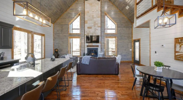 Brand New Sunrise Retreat 2 Bedroom Sleeps 8, 2 Decks, Hot Tub, Firepit, Book Feriehus Hoteller i Hochatown med parkering, Parkering