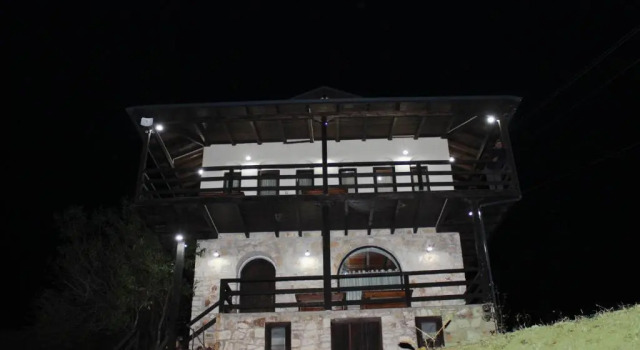 Beautiful and relaxing *Villa* in Paftal, Berat, Prenota Hotel Hotel a Berat County con parcheggio, Parcheggio