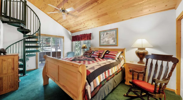 Paradise Pines 3BR Secluded Cabin Minutes in Tahoe Donner!