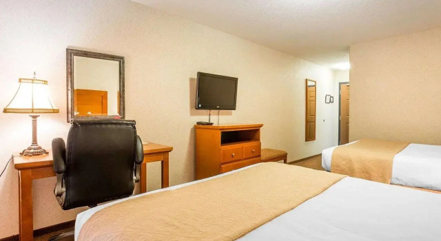 Quality Inn & Suites, Book Hotel Hotels in Lethbridge with a Pool, Swimming Pool