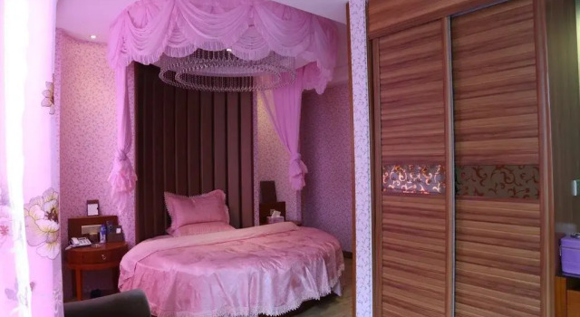 Golden Moon Business Hotel