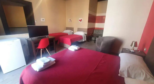 Четырёхместный номер Standard с балконом EmyJo Central B&B