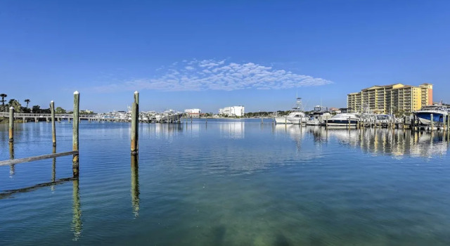 Апартаменты Destin Ground-level Condo w/ Private Beach Access