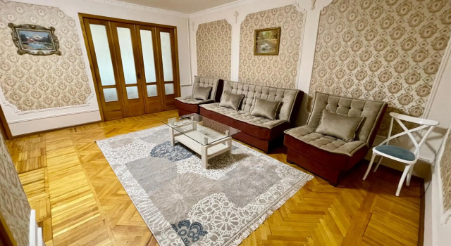 Classic C1 Apartment In The Center With 4 Rooms, Забронировать Апартаменты/квартира Ташкент Ташкентская область, рядом с Хамида Алимджана