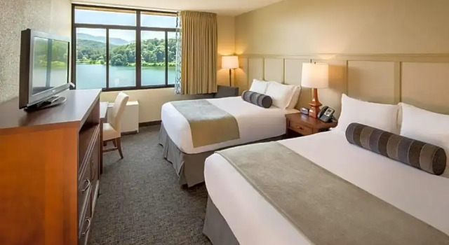 Четырёхместный номер Standard с видом на озеро The Terrace at Lake Junaluska