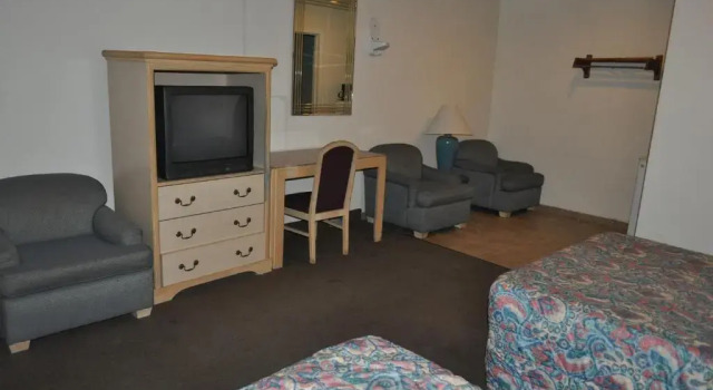 Четырёхместный номер Standard California Suites Motel