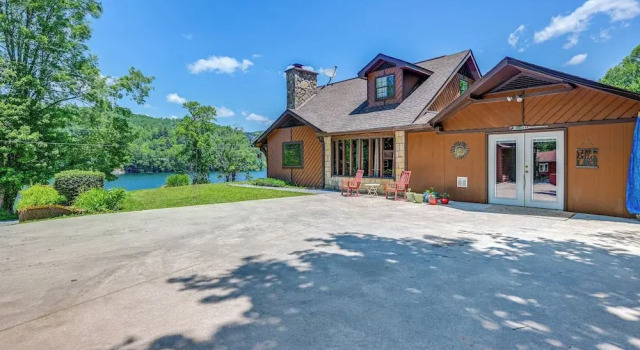 Коттедж Lakefront North Carolina Abode w/ Grill & Fire Pit