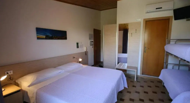 Четырёхместный номер Standard с балконом Albergo Centopini