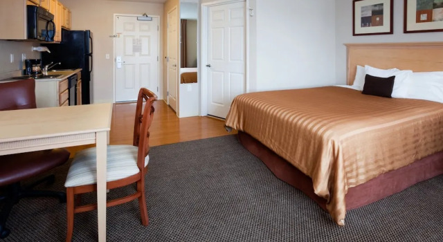 Люкс c 1 комнатой Candlewood Suites Milwaukee Brown Deer by IHG