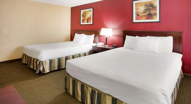 Четырёхместный номер Standard Ramada by Wyndham Bettendorf