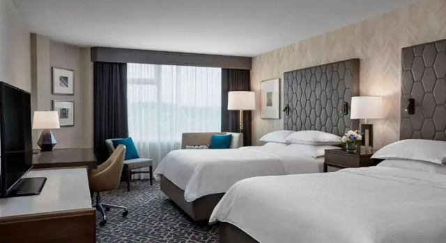 Четырёхместный номер Standard Sheraton Vancouver Guildford Hotel