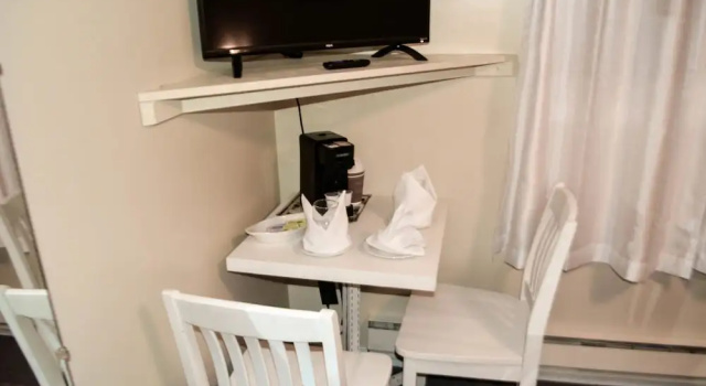 Четырёхместный номер Deluxe с видом на внутренний двор The Shawville Hotel
