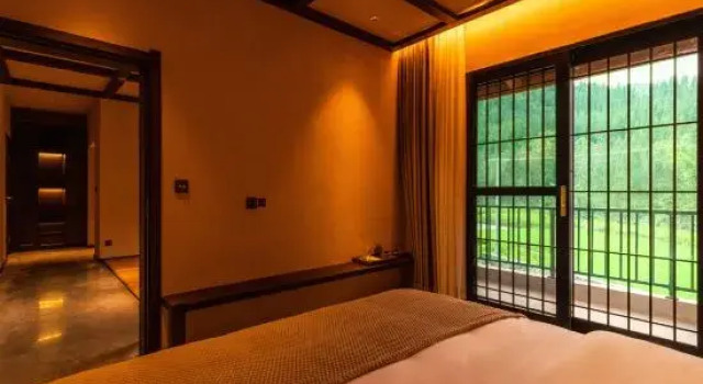 Люкс c 1 комнатой с балконом Yifangxi Hot Spring Hotel (Xianahei Branch, Wanfenglin Scenic Area)