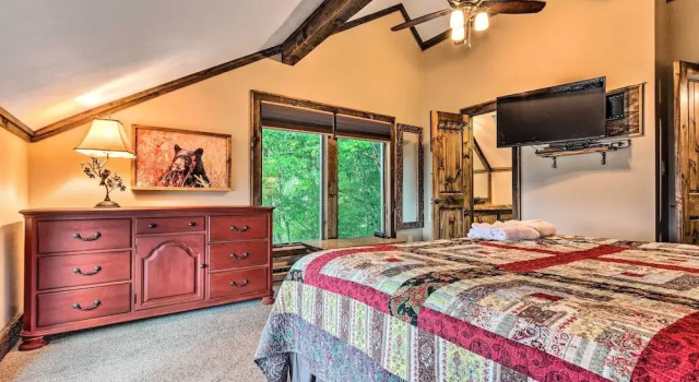 3 Mi to Beech Mtn: Treetop Cabin w/ Deck & Views, Забронировать Дом для отпуска Коттеджи Бича Маунтин, Коттедж