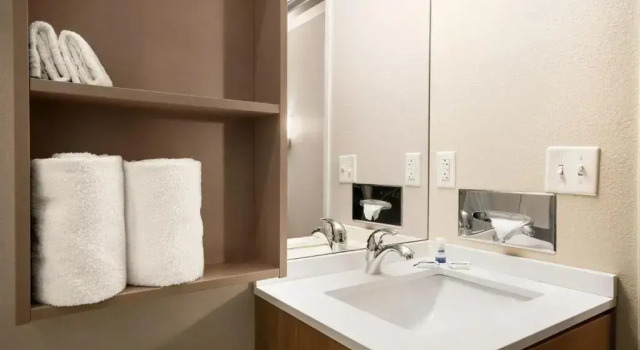 Четырёхместный номер Standard Microtel Inn & Suites by Wyndham