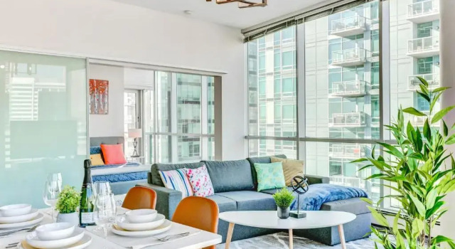 Modern 2BR Apt - DT Calgary w City Views, Rezervați Hotel Beltline Calgary, aproape de Reader Rock Garden