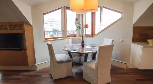 Pelicanstay Montaigne Apartments, Забронировать Апартаменты/квартира Отели Парижа с парковкой, рядом с Свято-Троицкий собор и Русский православный духовно-культурный центр, Парковка