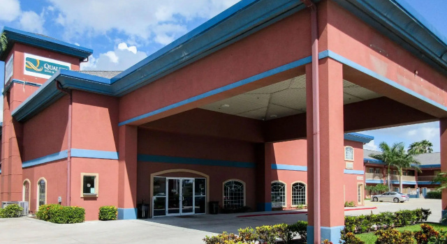 Четырёхместный люкс Quality Inn & Suites at The Outlets Mercedes-Weslaco