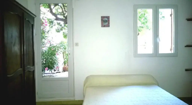 Logement climatisé avec jardin et parking pour 2 personnes en bord de plage, Забронировать Отель Отели Ла-Сьота с парковкой, рядом с Plage Cyrnos, Парковка