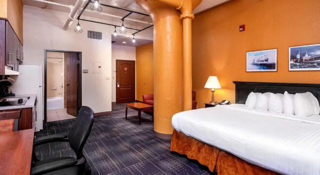 Двухместный люкс The Suites Hotel at Waterfront Plaza
