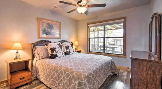 Коттедж The Barn Texas Wine Country Vacation Rental