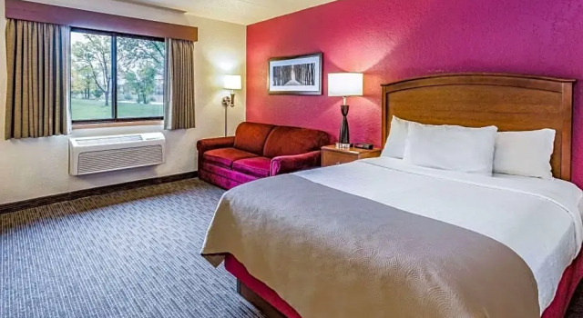 Двухместный люкс Deluxe c 1 комнатой AmericInn by Wyndham Dickinson