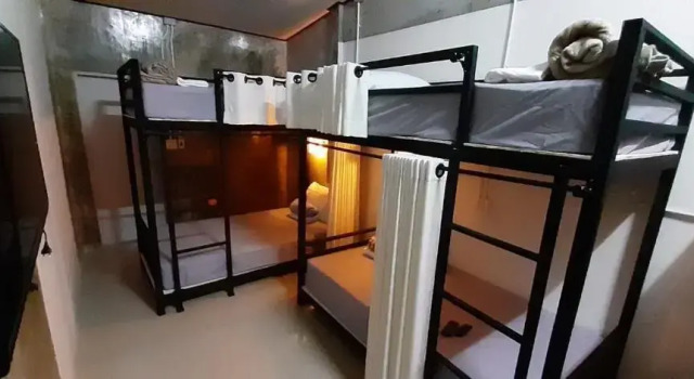 Кровать в общем номере Tuk Tuk Trat Hostel