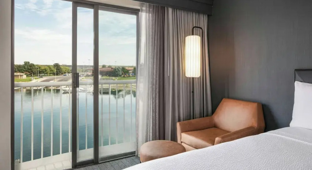 Четырёхместный номер Standard с видом на воду Courtyard Richland Columbia Point
