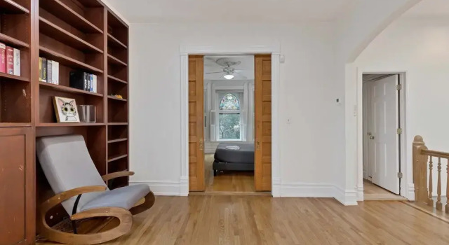 Кровать в общем номере Huge Lincoln Park 6 Bed Duplex with Free Parking by AllSet Turnover