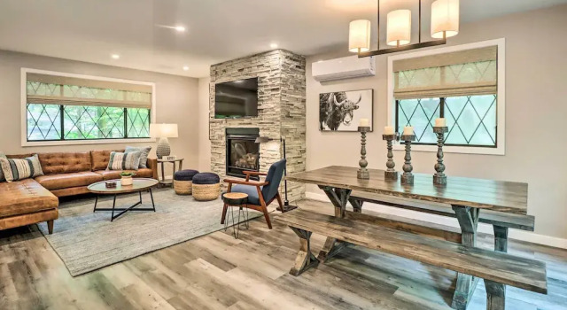 Hot Tub & Fire Pit! Gem in Big Bass Lake Community, Book Feriehus Sommerhuse i Pennsylvania, Hytte
