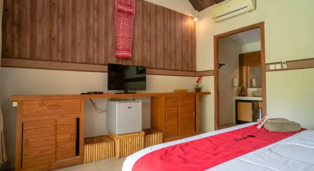RedDoorz Plus @ Raya Senggigi Lombok, Book Hotel Hotels in Lombok with Parking, Parking
