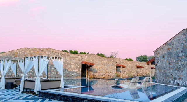 Brij Bageecha Jaipur - Private Villas with Heated Plunge Pool, Забронировать Отель Отели штата Раджастхана с парковкой, Парковка