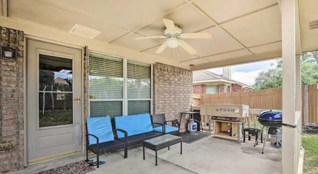Коттедж с 3 комнатами с балконом San Antonio Family Home w/ Deck ~ 16 Mi to Dtwn